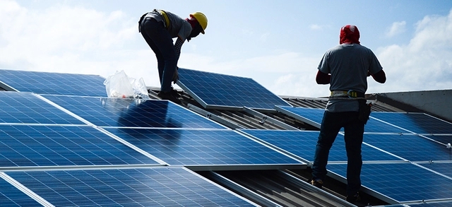 instalação de painéis solares em uma casa