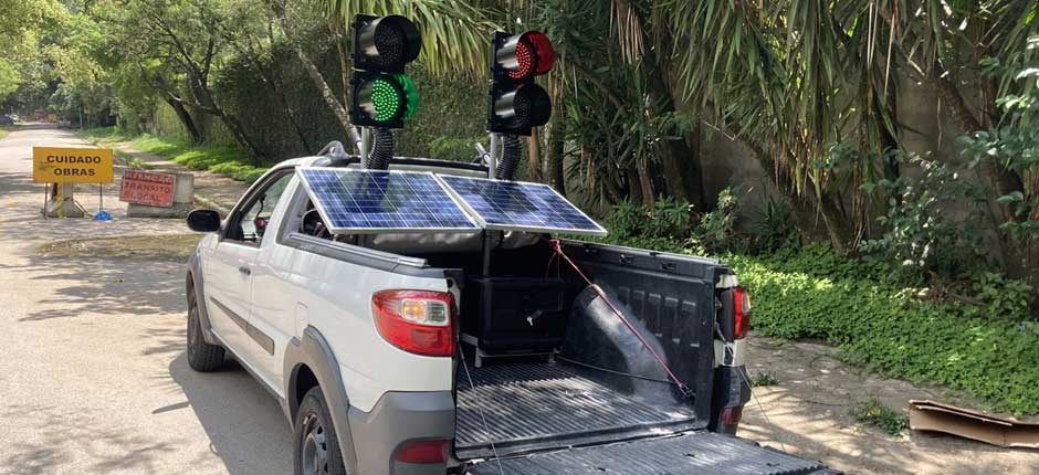 CONHEÇA O EQUIPAMENTO QUE UTILIZA DE ENERGIA SOLAR PARA O CONTROLE DE TRÁFEGO DE VEÍCULOS 