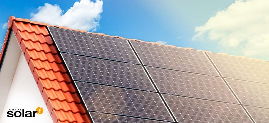 placas de energia solar instaladas no telhado de uma linda residência promovem a geração de energia sustentável