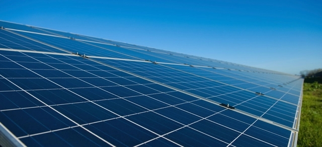 painel solar e céu azul em um campo aberto