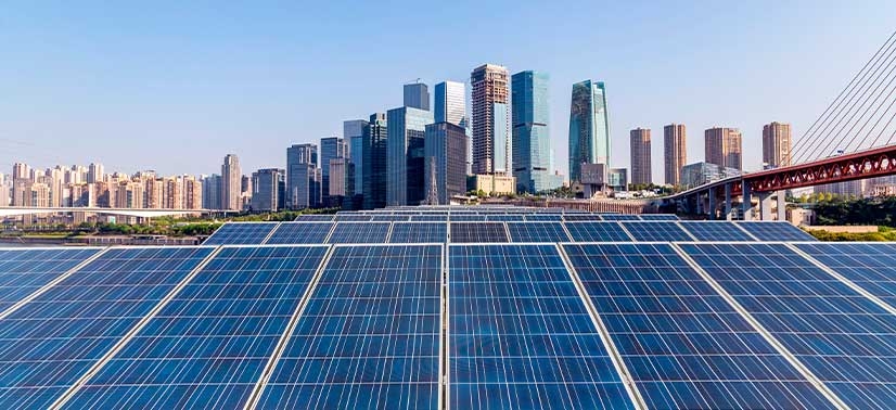 Painéis solares em uma cidade mostrando a energia solar urbana