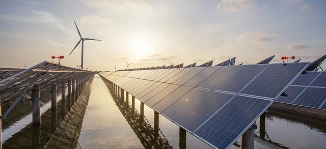 placas solares e uma torre de energia eólica