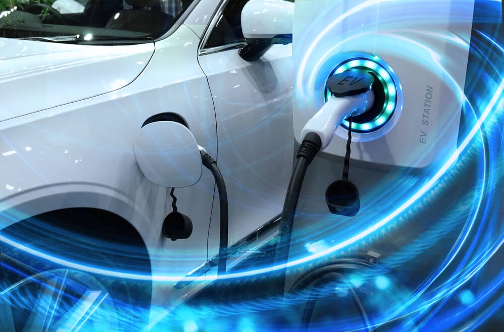 carro elétrico da cor branca sendo recarregado em pontos de recarga espalhado pelo Brasil e no mundo