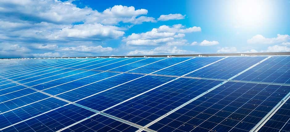 A SOLAR FOTOVOLTAICA PODERÁ ULTRAPASSAR A CAPACIDADE INSTALADA DA GERAÇÃO A CARVÃO EM 2027 E SE TORNAR A MAIOR FONTE DE ELETRICIDADE DO MUNDO, INDICA ESTUDO DA AGÊNCIA INTERNACIONAL DE ENERGIA (IEA, NA SIGLA EM INGLÊS). A ESTIMATIVA É DE QUE A POTÊNCIA ACUMULADA DA TECNOLOGIA QUASE TRIPLIQUE NOS PRÓXIMOS CINCO ANOS, CHEGANDO A 1,5 TW. A PESQUISA APONTA QUE, APESAR DOS CUSTOS MAIS ELEVADOS NO MOMENTO PRESENTE, EM RAZÃO DOS IMPACTOS DAS MATÉRIAS-PRIMAS, A GERAÇÃO SOLAR CENTRALIZADA É A FORMA MAIS BARATA DE PRODUZIR ENERGIA ELÉTRICA NOVA EM BOA PARTE DO MUNDO. A GERAÇÃO SOLAR DISTRIBUÍDA, COMO INSTALAÇÕES EM TELHADOS, TAMBÉM DEVERÁ ACELERAR O CRESCIMENTO NO PERÍODO GRAÇAS AOS AUMENTOS DE TARIFAS DE ELETRICIDADE E POLÍTICAS DE INCENTIVOS PARA QUE CONSUMIDORES ECONOMIZEM ENERGIA. GERAÇÃO RENOVÁVEL A CAPACIDADE GLOBAL DE GERAÇÃO RENOVÁVEL, INCLUINDO FONTES DE ENERGIA COMO A EÓLICA, TERÁ UM CRESCIMENTO MAIS ACELERADO QUE O ANTERIORMENTE ESPERADO PARA OS PRÓXIMOS ANOS. A IEA DESTACA QUE A CRISE ENERGÉTICA DEFLAGRADA PELA GUERRA ENTRE RÚSSIA E UCRÂNIA MOTIVOU QUE DIVERSOS PAÍSES BUSCASSEM ALTERNATIVAS PARA REDUZIR A DEPENDÊNCIA EM RELAÇÃO A COMBUSTÍVEIS FÓSSEIS. A EXPECTATIVA É QUE A POTÊNCIA INSTALADA CHEGUE A 2,4 TW NO MUNDO EM 2027, O EQUIVALENTE A ATUAL CAPACIDADE ELÉTRICA TOTAL DA CHINA. ESSE NÚMERO É 30% SUPERIOR EM RELAÇÃO A PROJEÇÃO REALIZADA NO ANO PASSADO. AS RENOVÁVEIS DEVERÃO RESPONDER POR 90% DA CAPACIDADE GLOBAL DE ENERGIA ELÉTRICA ADICIONADA NOS PRÓXIMOS CINCO ANOS.